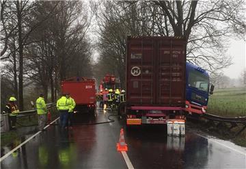 Ein Lkw ist auf der B71 bei Beverstedt in den Seitenraum gerutscht.