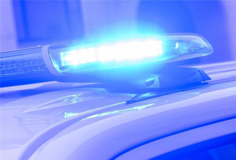 Ein Blaulicht leuchtet auf einem Einsatzfahrzeug der Polizei. (zu dpa: «Werkzeugdiebstähle aus Transportern häufen sich»)