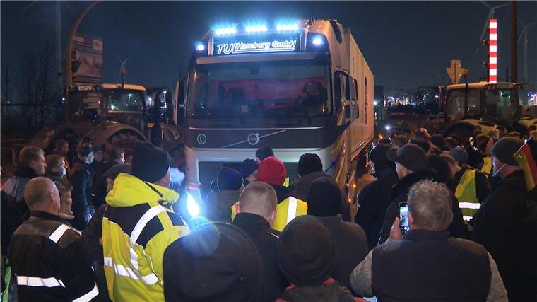 Bauern blockieren Straßen im Hamburger Hafengebiet: Staus Ein LKW steckt in der Blockade von Landwirten auf einer Kreuzung mit Zufahrt zum Hafen im Süden von Hamburg.