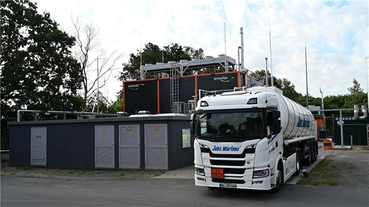 Anlage im Emsland liefert klimaneutrales Kerosin Ein Lkw wird an der Anlage von Atmosfair beladen.