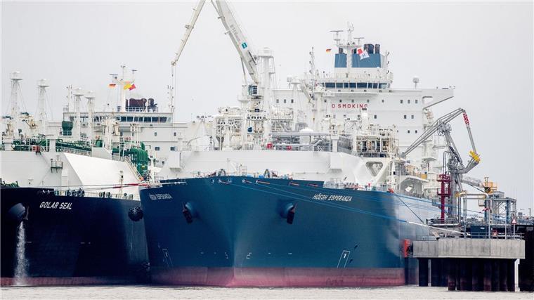 Umweltschutz-Stichproben beim LNG-Terminal unauffällig Ein LNG-Tankschiff liegt an einem neuen Anleger.