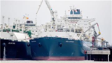 Ein LNG-Tankschiff liegt an einem neuen Anleger.