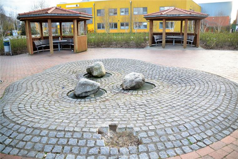 Bad Bederkesa: Wieder Vandalen im Kurpark Ein Loch klafft in der Pflasterung des Kurpark-Brunnens. Hier hat blinde Zerstörungswut zugeschlagen.