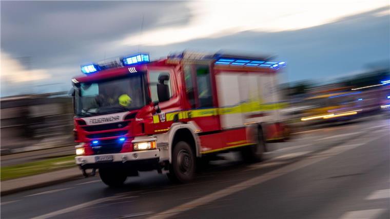 Brand im ehemaligen Freibad in Neustadt am Rübenberge Ein Löschfahrzeug der Feuerwehr fährt mit Blaulicht zu einem Einsatz.