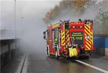 Ein Löschfahrzeug der Feuerwehr fährt während der Übung in den Hafentunnel.