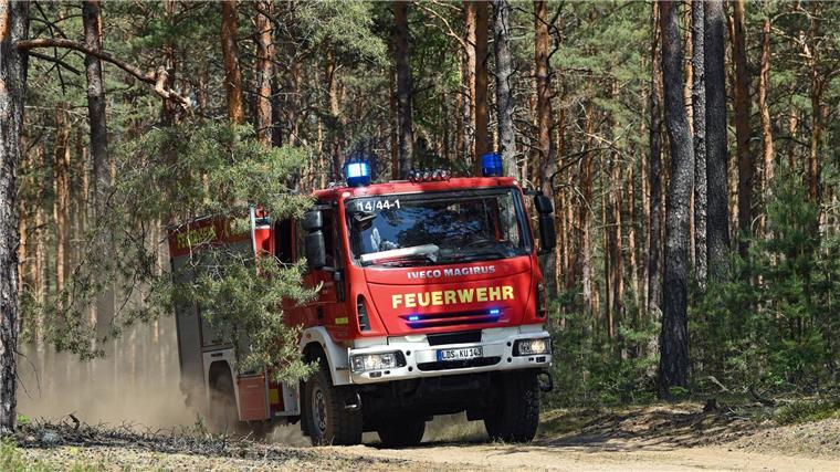 Ein Löschfahrzeug der Feuerwehr fährt zu einem Einsatz.