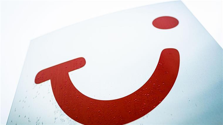 Ein Logo der Tui AG ist vor einem Gebäude der Konzernzentrale auf einem Schild zu sehen.