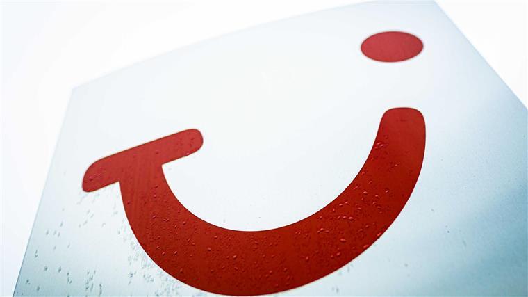 TUI stockt Kontingent nach FTI-Pleite deutlich auf Ein Logo der Tui AG ist vor einem Gebäude der Konzernzentrale auf einem Schild zu sehen.