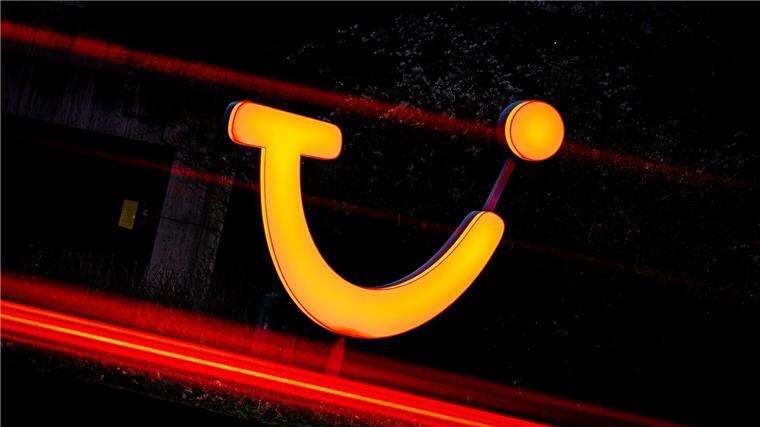 Ein Logo der Tui AG leuchtet an einer Fassade in Hannover.