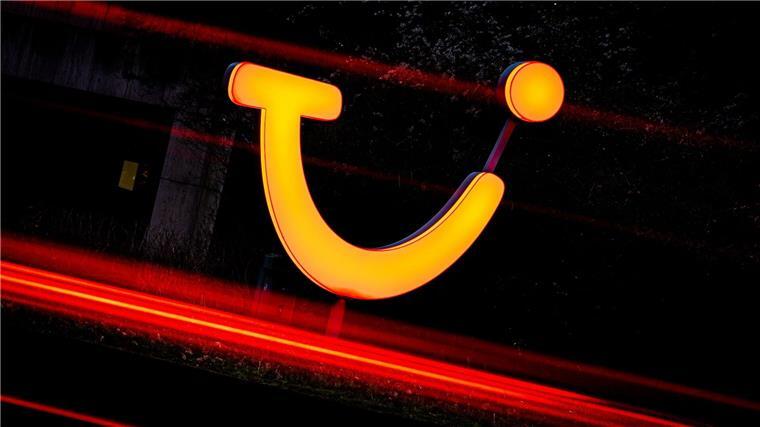 Tui zahlt Staatshilfen zurück Ein Logo der Tui AG leuchtet vor einem Gebäude der Konzernzentrale.