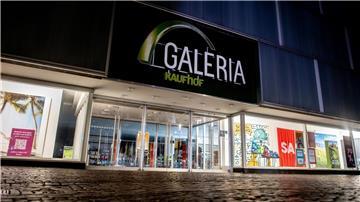 Ein Logo hängt an einer Filiale von Galeria Karstadt Kaufhof in der Innenstadt.