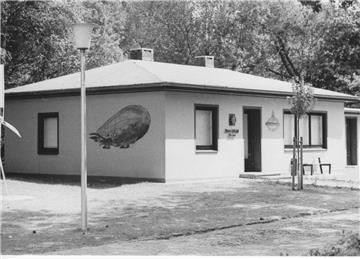 Ein Luftschiff an der Wand zeigt es: In diesem kleinen Gebäude schlug die Geburtsstunde des Aeronauticums.
