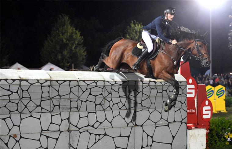 Elmlohe: Elbers und Smitz bezwingen die Mauer ohne Abwurf Ein mächtiger Satz: Vincent Elbers und Felcidad auf dem Sprung zum Sieg im Mächtigkeitsspringen in Elmlohe.