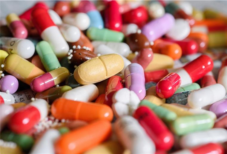 Tabletten in Freibad verteilt - Zwei Kinder auf Intensivstation Ein Mädchen soll in Hildesheim Tabletten verteilt haben.