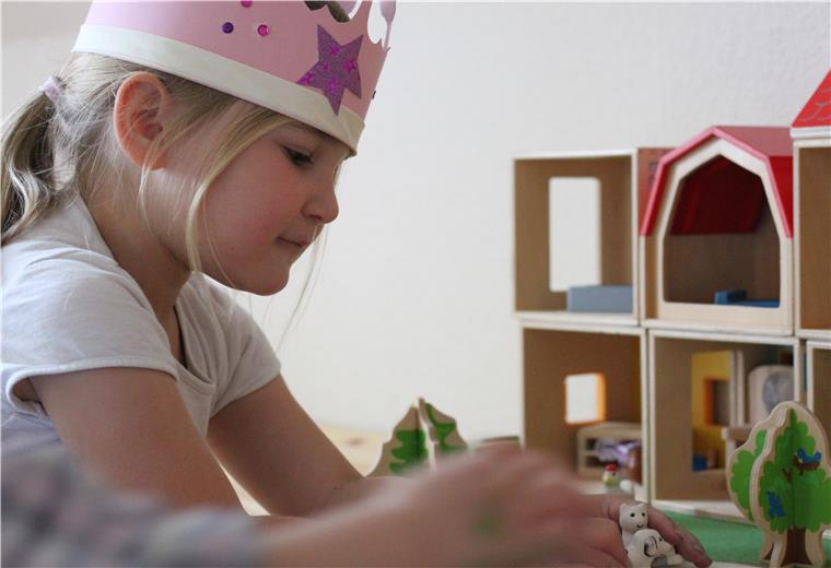 Kita im Notbetrieb: Bloß den Kontakt nicht verlieren Ein Mädchen spielt mit einem Puppenhaus. Aktuell besuchen acht Kinder die Notbetreuung in der Kita „Abenteuerland“. Ab Montag kann die Betreuung in Ostertimke auf 40 Prozent aufgestockt werden.