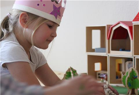 Ein Mädchen spielt mit einem Puppenhaus. Aktuell besuchen acht Kinder die Notbetreuung in der Kita „Abenteuerland“. Ab Montag kann die Betreuung in Ostertimke auf 40 Prozent aufgestockt werden.