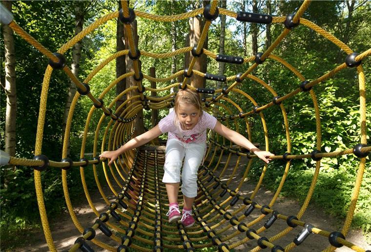 Ein Mädchen tastet sich durch einen Klettertunnel: Plätze mit Spielangeboten für junge und auch ältere Kinder wünschen sich Eltern aus Tarmstedt. 