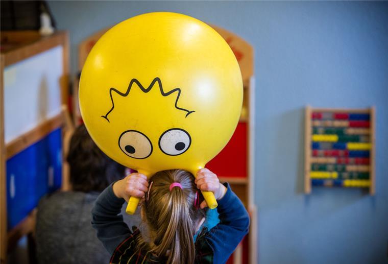 In Zeven gibt es freie Plätze für Krippen- und Kita-Kinder Kleinkinder toben in der Kindertagespflegeeinrichtung.