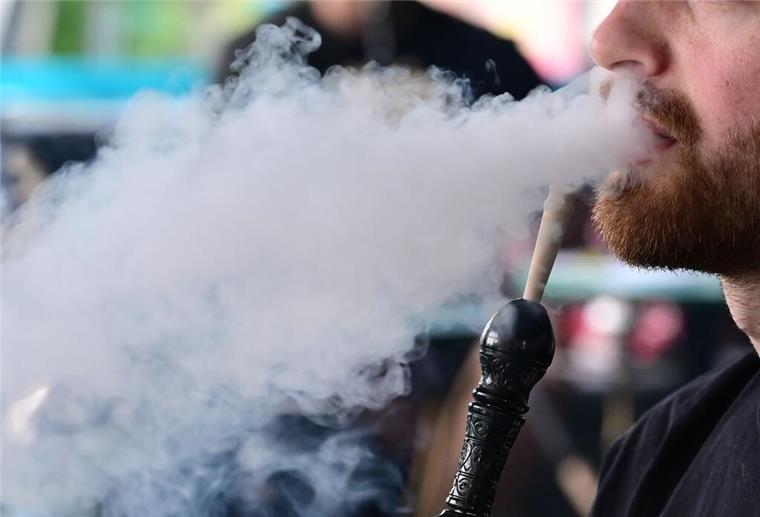 Erhebliche Betriebsmängel: Polizei macht Shishabar in Bremen-Vegesack dicht Ein Mann atmet Rauch aus, den er aus einer Shisha inhaliert hat (Symbolbild).
