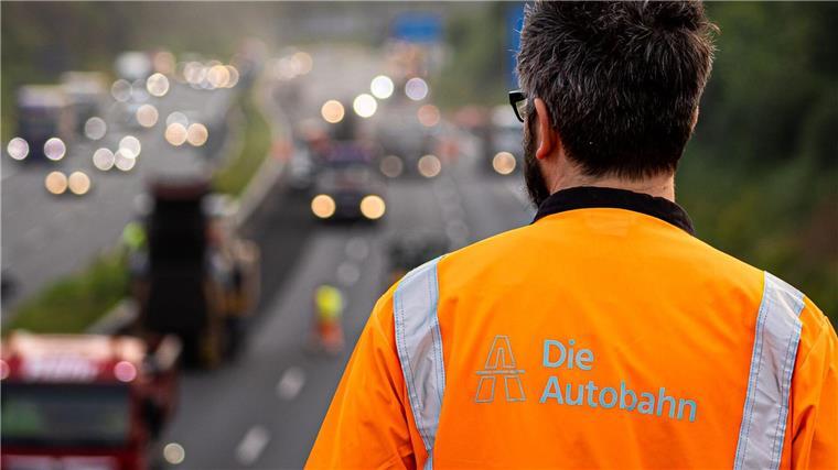 A7 Richtung Kassel am Wochenende bei Northeim voll gesperrt Ein Mann beobachtet Arbeiten auf einer Autobahn.