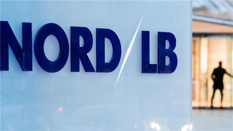 NordLB: Wirtschaftsklima hellt sich nur leicht auf Ein Mann betritt die Norddeutsche Landesbank (NordLB) in Hannover.