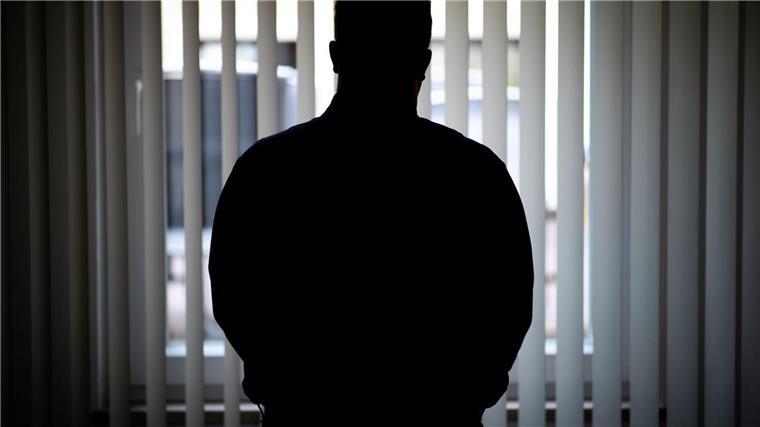 Gewalt in Beziehungen: Hilfe für betroffene Männer gefordert Ein Mann blickt aus einem Fenster.
