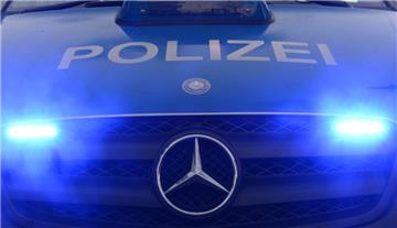 Ein Mann, der sich als Mitarbeiter des Wasserverbandes Bremerhaven ausgegeben hat, hat in Loxstedt einen Senioren bestohlen. 