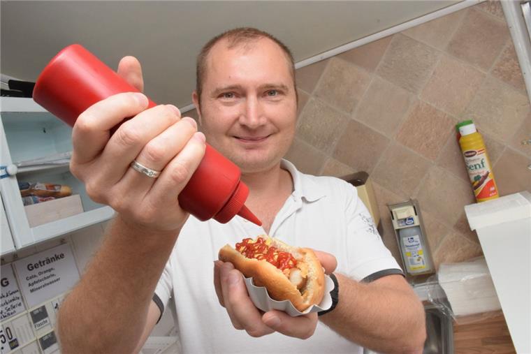 Fährkunden in Nordenham sind heiß auf Hotdogs Ein Mann drückt auf die Tube: Seit Dienstag verkauft Stanislav Danschikov am Blexer Fähranleger Hotdogs.