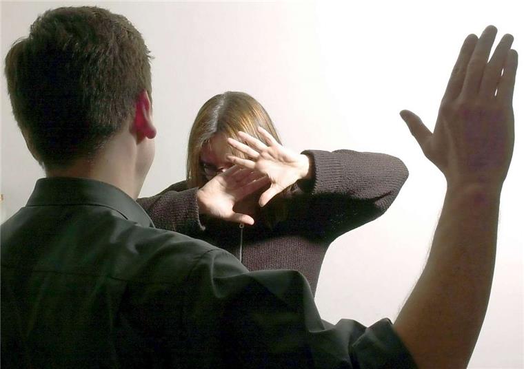 Zeven: Kriminologe fordert "mehr Liebe statt Hiebe" Ein Mann erhebt die Hand gegen seine Ehefrau. Szenen wie diese sind leider immer noch keine Seltenheit.