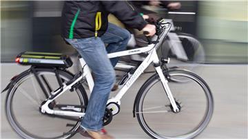 Ein Mann fährt auf einem Elektrofahrrad.
