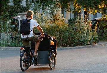 Ein Mann fährt mit einem Lastenfahrrad. Im Landkreis Rotenburg gibt es Zuschüsse für die Anschaffung. 