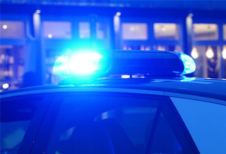 Schock in der Nacht: Mann fährt mit toter Frau auf dem Beifahrersitz durch die Stadt Ein Streifenwagen der Polizei steht mit eingeschaltetem Blaulicht an einem Einsatzort.