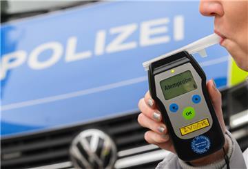 ARCHIV - 28.01.2025, Niedersachsen, Hannover: ILLUSTRATION - Eine Frau führt einen Alkoholtest (Atemtest) durch, mit dem sie auf ihre Fahrtüchtigkeit hin überprüft wird (gestellte Szene). (zu dpa: «Unterwegs mit Rasenmäher: Betrunkener holt mehr Bier») Foto: Julian Stratenschulte/dpa +++ dpa-Bildfunk +++