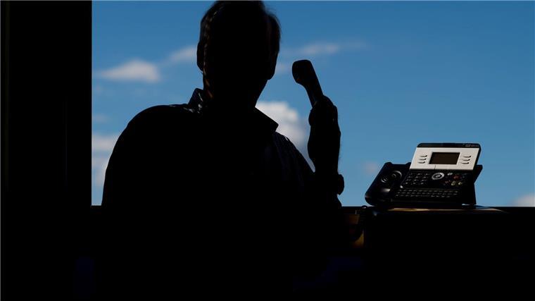 Schockanrufe mit KI -Verbraucherzentrale warnt Ein Mann hält ein Telefon.
