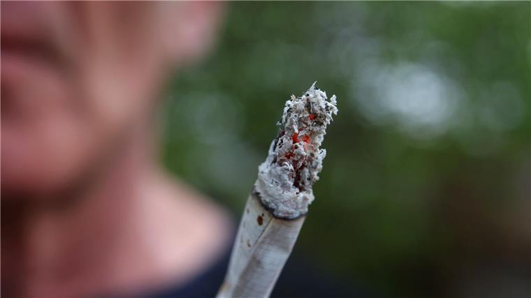 Ministerium erwartet mehr Verkehrsunfälle wegen Cannabis Ein Mann hält einen Joint.