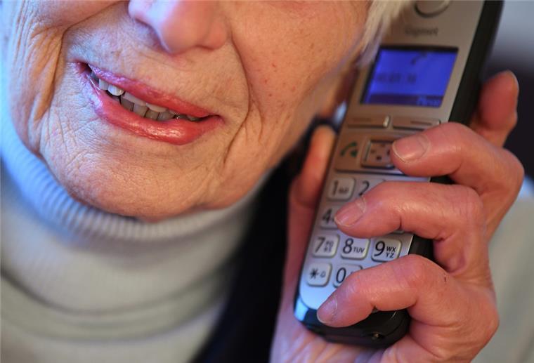 Bremervörde: Falscher Microsoft-Mitarbeiter täuscht Seniorin Eine Seniorin hält einen Telefonhörer an ihr Ohr.