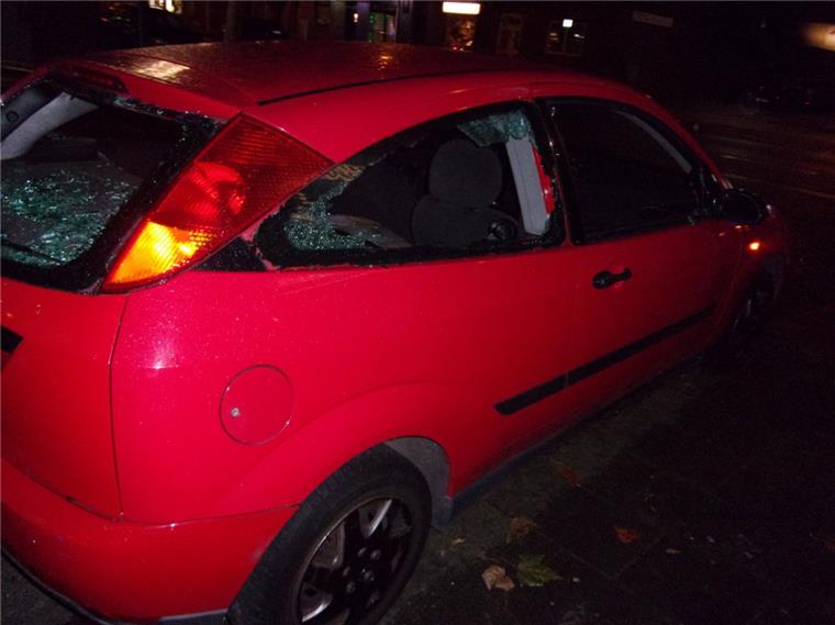 Bremerhaven: Wütender Mann (21) zerschlägt Autoscheiben Ein Mann hat fast alle Scheiben des Ford Focus in Bremerhaven-Lehe eingeschlagen.