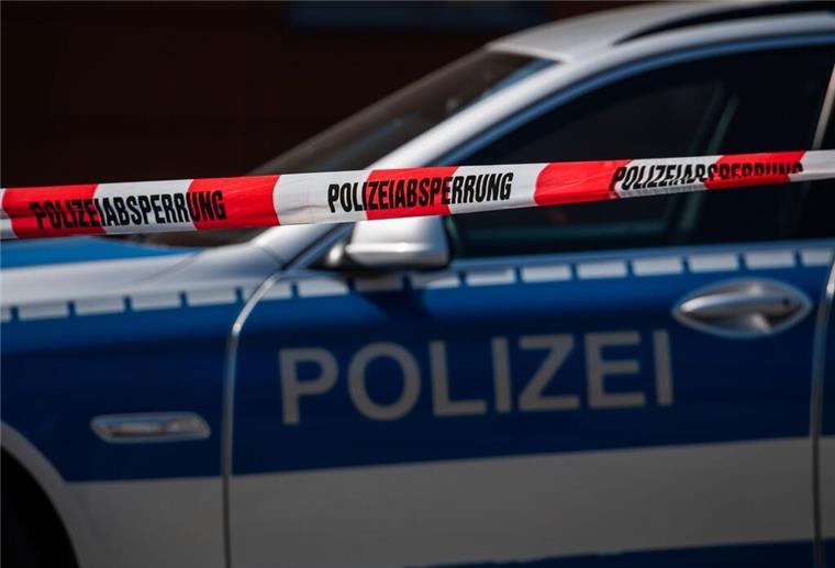 Brake: Mann bedroht Partnerin mit Messer - SEK rückt an ARCHIV - Ein Polizeiauto steht hinter einem Absperrband der Polizei. Foto: Robert Michael/dpa-Zentralbild/dpa/Symbolbild