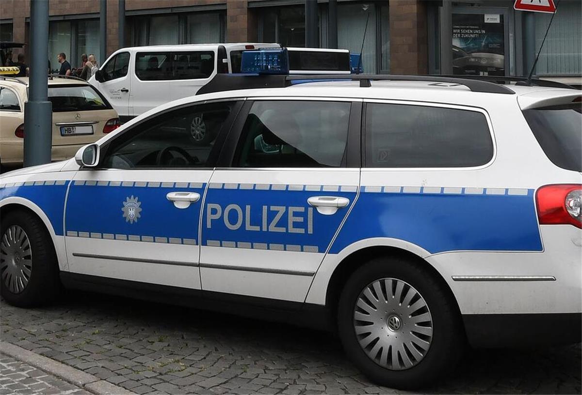 Ein Mann hat in Bremerhaven gegen einen Streifenwagen uriniert.