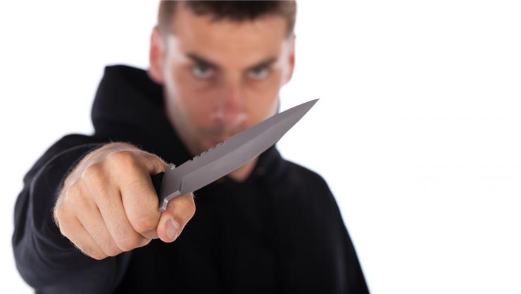 Cuxhaven: Betrunkener verletzt Messer-Räuber mit Faustschlag Ein Mann hat in Cuxhaven zwei Räuber mit einem Faustschlag in die Flucht getrieben.