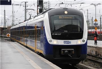 Ein Mann hat in der Nordwestbahn von Bremerhaven nach Bremen die Fahrgäste verunsichert.