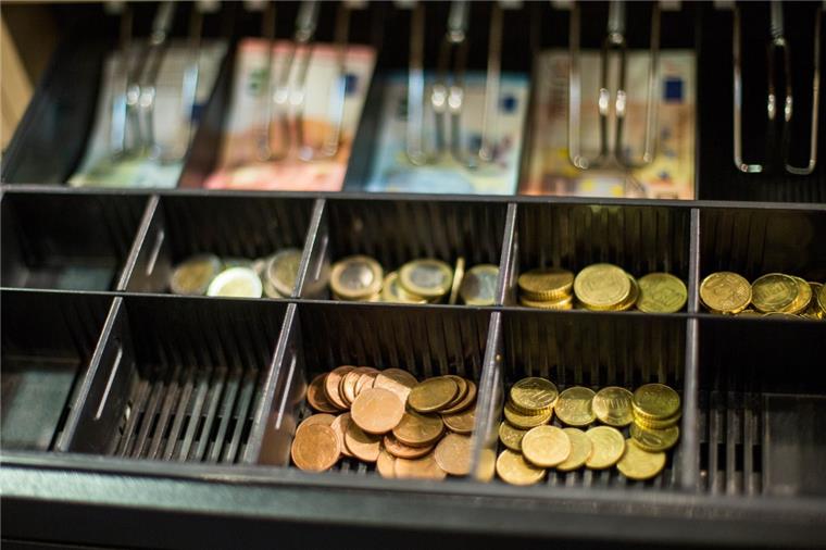 Bremen: Mann greift in Discounter-Kasse Ein Mann hat in einem Discounter in Bremen Geld aus einer Kasse geklaut.