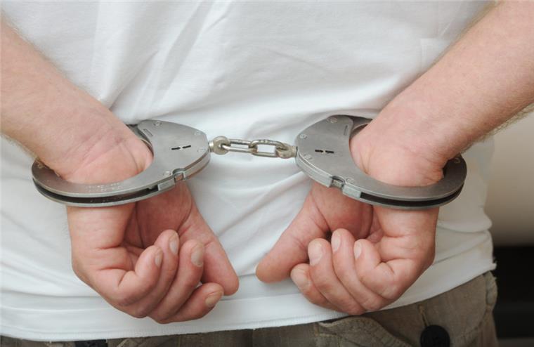 Mann bedroht in Wulsdorf Jugendliche mit einem Messer Ein Mann hat in Wulsdorf zwei Jugendliche mit einem Messer bedroht.