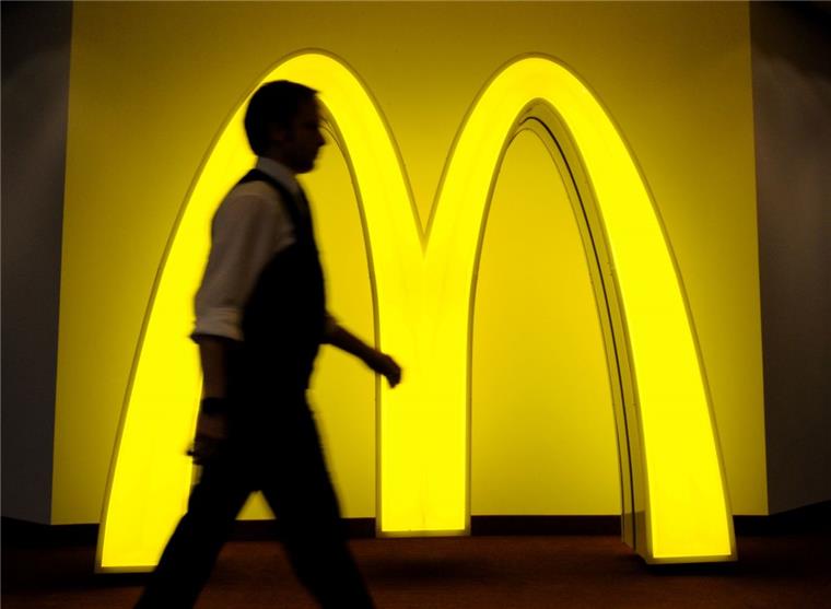 Bremerhaven: Mann klaut Keks bei McDonald's und spuckt Mitarbeiterin an Ein Mann hat sich bei McDonald's in Bremerhaven-Geestemünde daneben benommen.