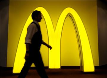 Ein Mann hat sich bei McDonald's in Bremerhaven-Geestemünde daneben benommen.