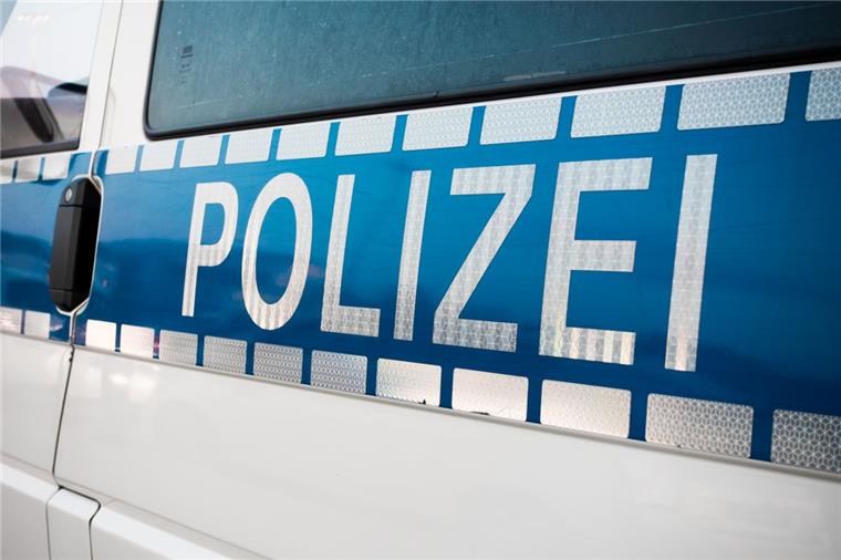 Bremen: Mann entblößt sich vor Mädchen (10) Ein Mann hat sich in Bremen vor zwei zehnjährigen Mädchen entblößt.