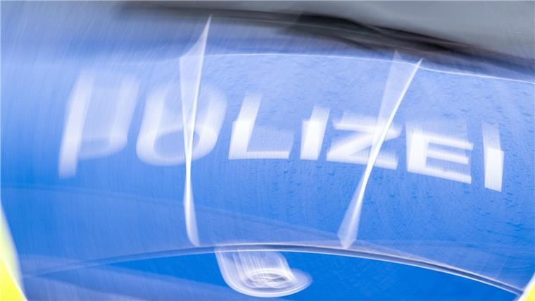 Ein Mann hat von einer Brücke in Goslar einen Gegenstand auf ein Auto geworfen. (Symbolbild)