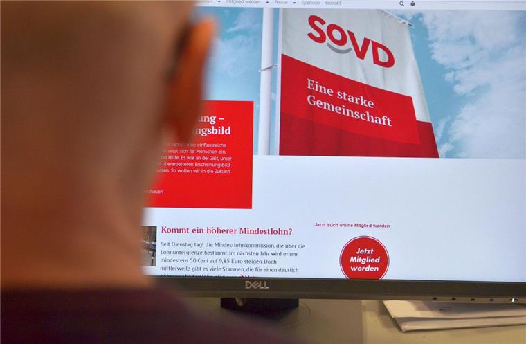 Sozialverband in Zeven schöpft neue Hoffnung Ein Mann informiert sich im Internet über das Angebot des Sozialverbandes Deutschland (SoVD). Der wirbt damit, eine starke Gemeinschaft zu sein. Im Zevener Ortsverband gibt es allerdings Auflösungserscheinungen.