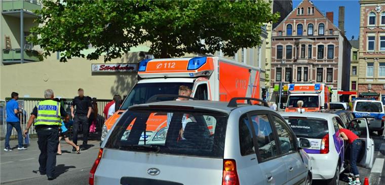 Ein Mann ist am Dienstag ungebremst in eine Schlange wartender Autos gefahren. 