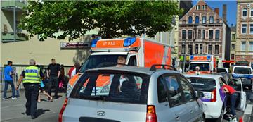 Ein Mann ist am Dienstag ungebremst in eine Schlange wartender Autos gefahren. 